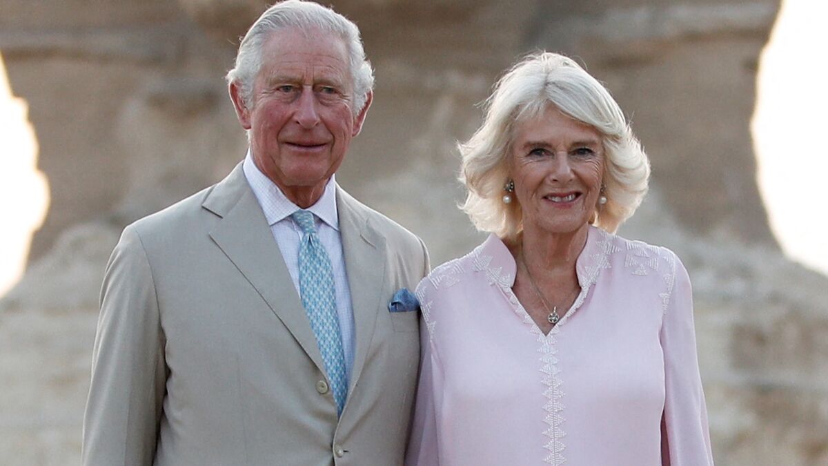  Le prince Charles, prince de Galles, et Camilla Parker Bowles, duchesse de Cornouailles, visitent les pyramides de Guizeh et le Sphynx dans le cadre de leur voyage officiel en Egypte, le 18 novembre 2021 @Bestimage