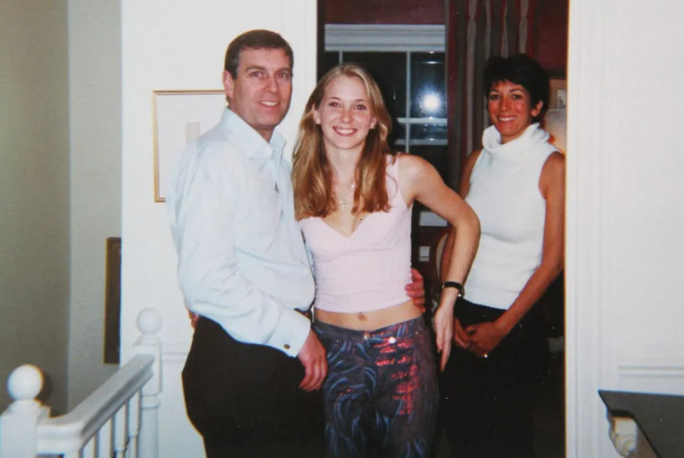  Le Prince Andrew en compagnie de Virginia Giuffre et Ghislaine Maxwell.