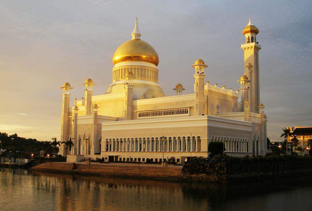 7000 voitures, 100 domestiques, harem… La vie du sultan du Bruneï dans le plus grand palais du monde