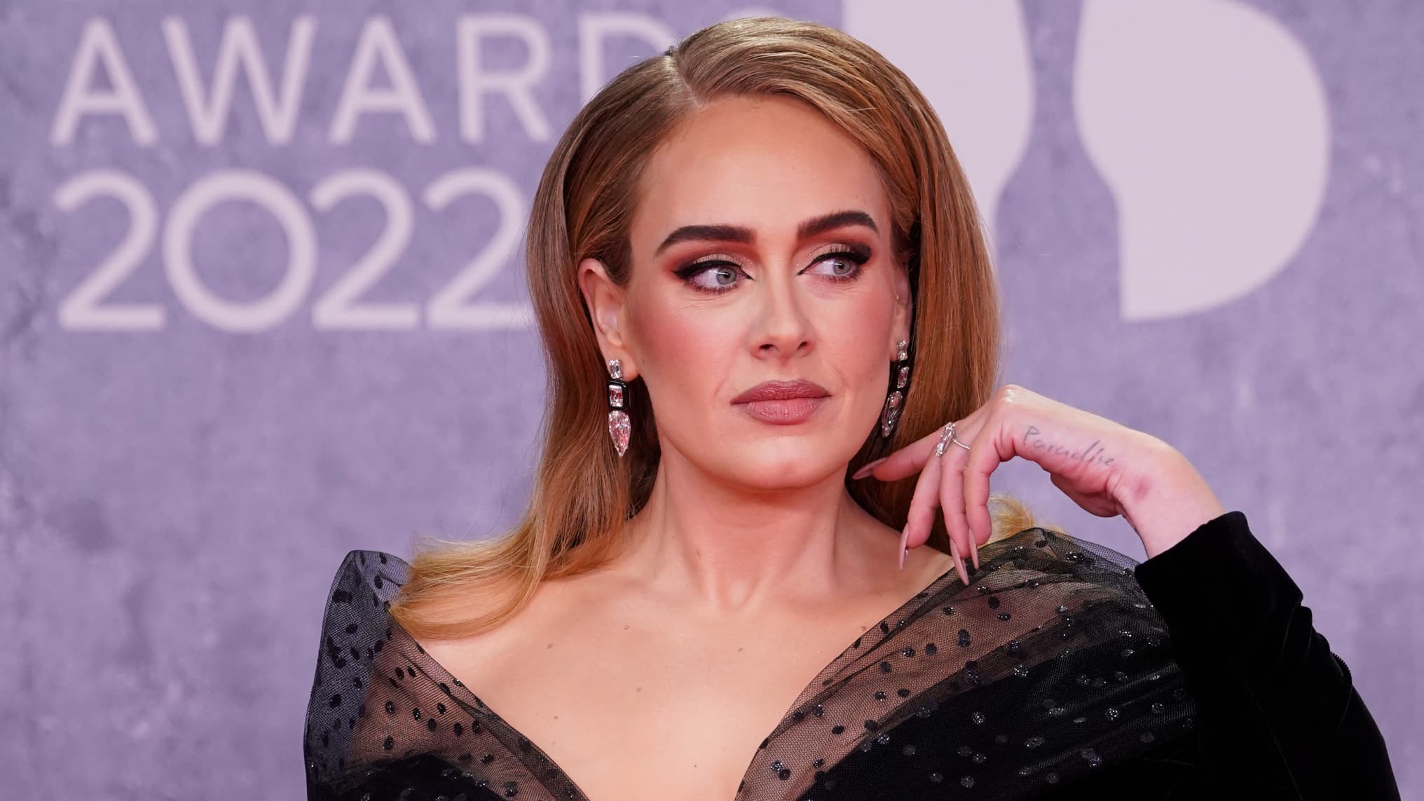  Adele sur le tapis rouge des Brit Awards 2022 en Angleterre