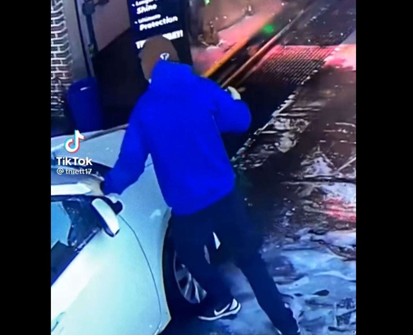 Aïe ! Le pied de ce jeune homme se souviendra de cette voiture