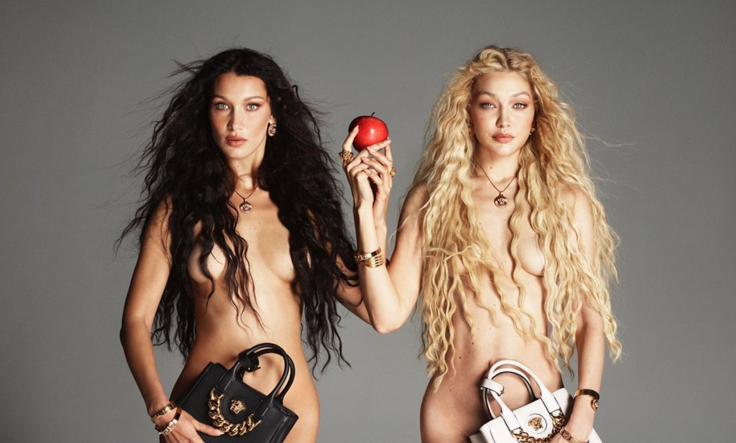 Bella et Gigi Hadid posent entièrement nues pour la nouvelle campagne de Versace