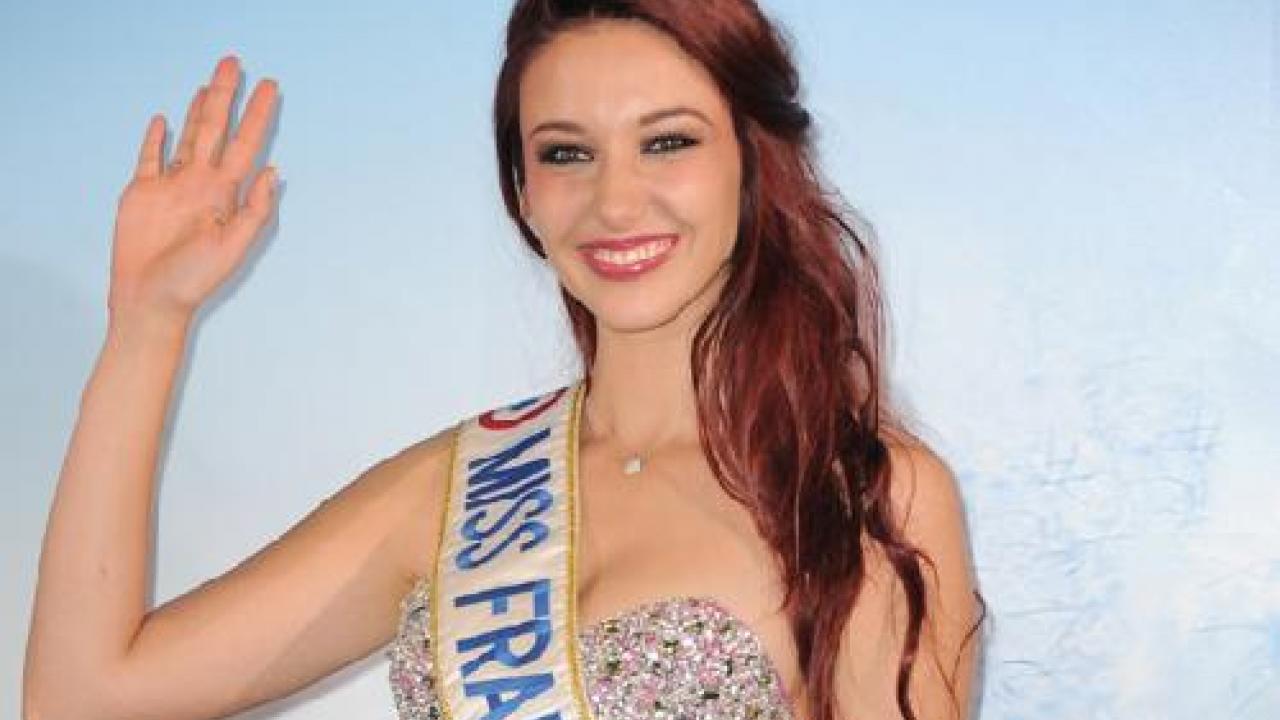 Delphine Wespiser raconte ce qu'elle vivait en tant que Miss France : "Leurs mains sur mes fesses"