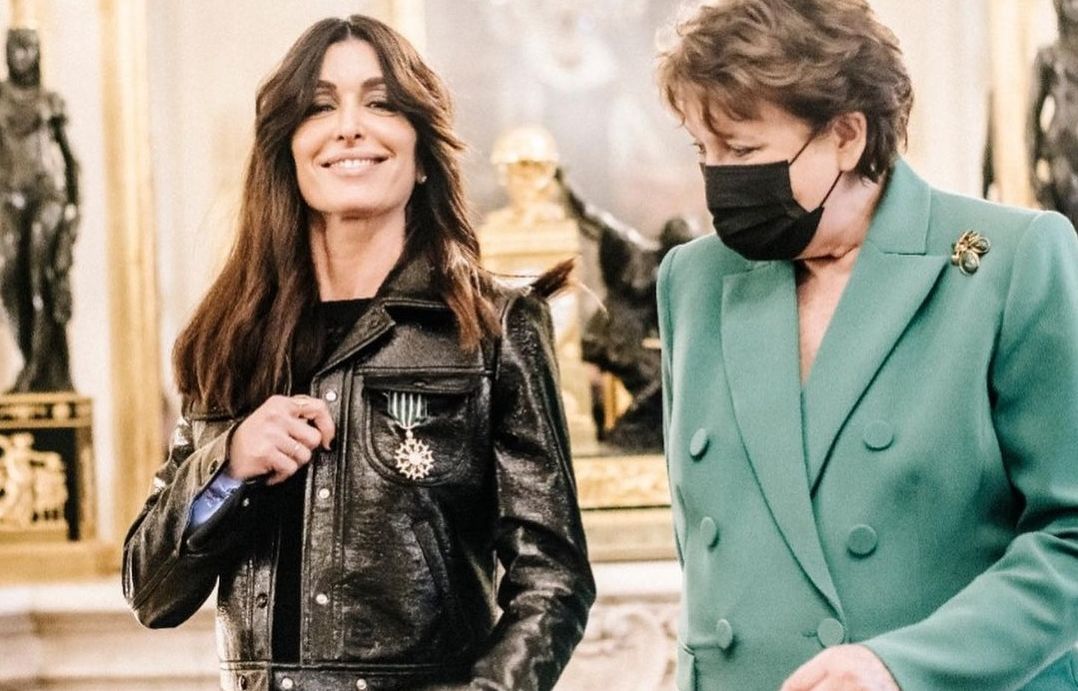 Jenifer décorée par Roselyne Bachelot : La chanteuse porte fièrement son nouveau titre