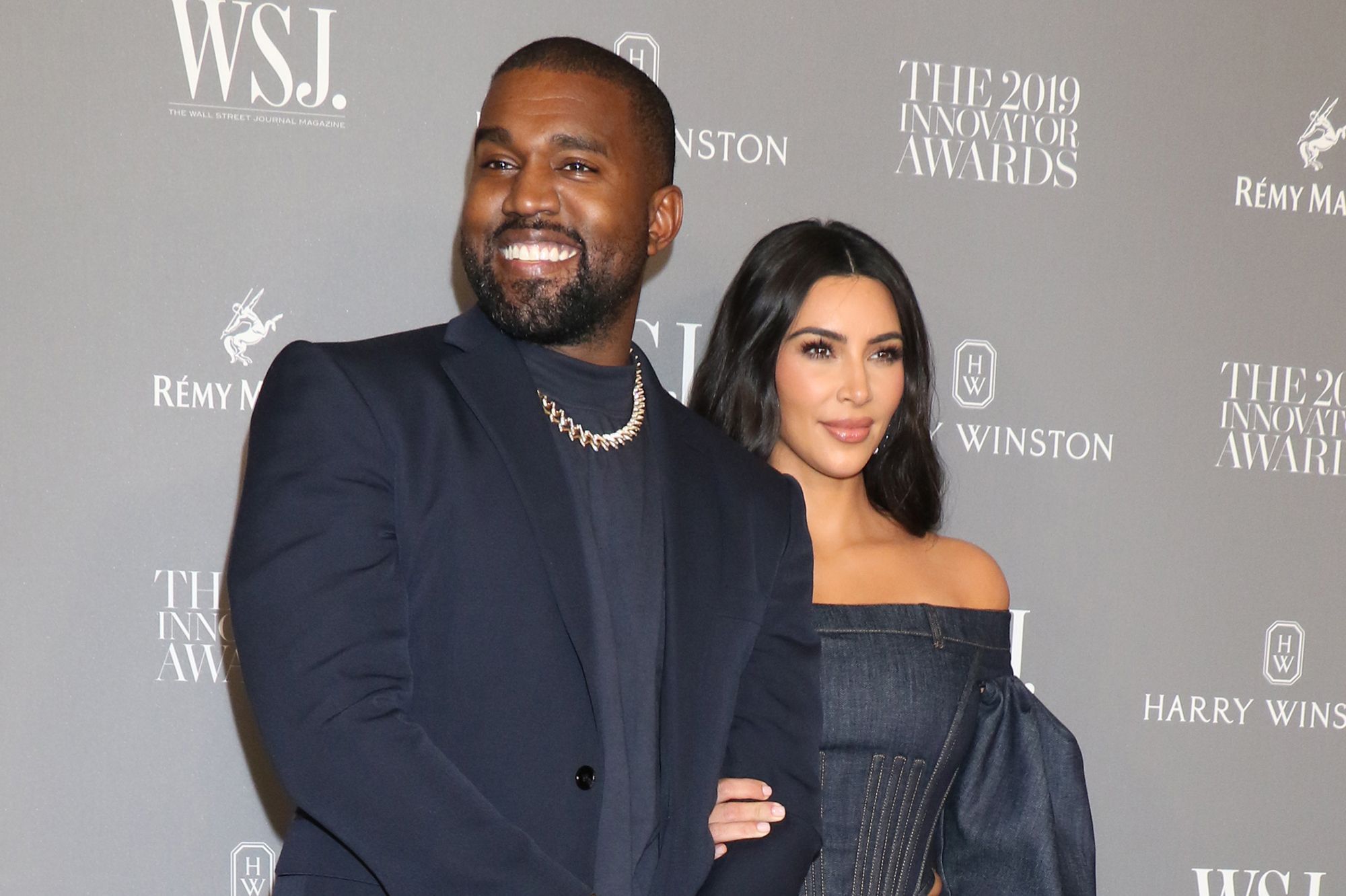 Kanye West en relation libre avec Julia Fox : Le rappeur surpris avec une autre femme !
