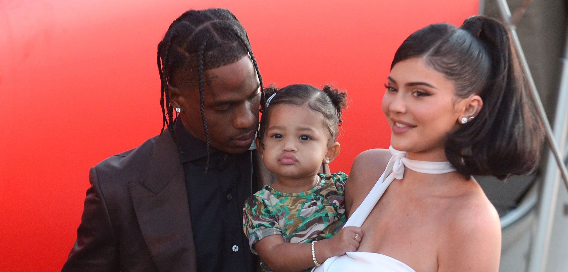 Travis Scott et Kylie Jenner avec leur fille Stormi sur le tapis rouge @ Bestimage