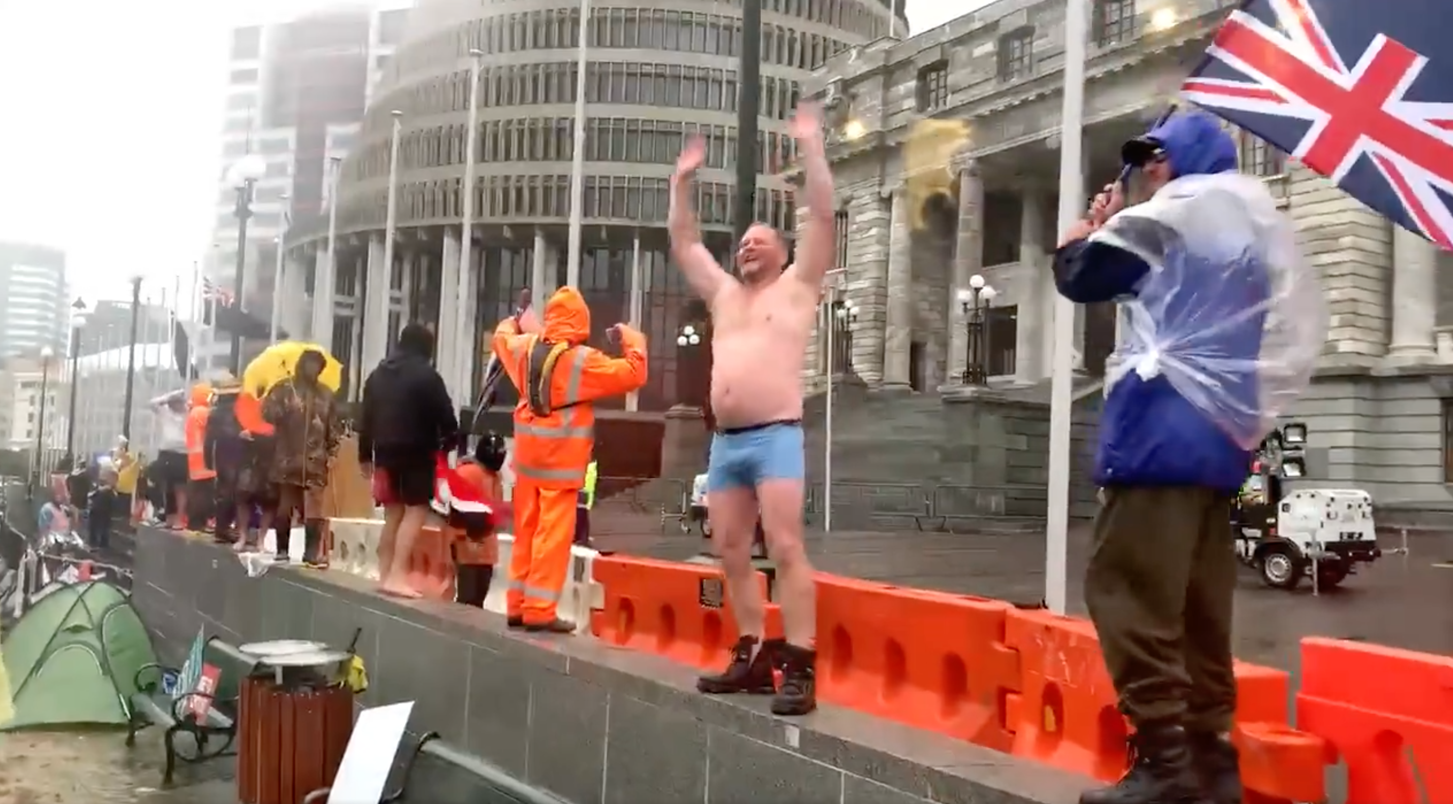 Nouvelle Zélande : le Parlement diffuse la "Macarena" pour disperser les manifestants