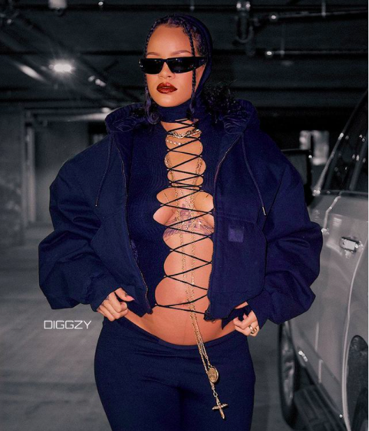 Rihanna enceinte : Ventre arrondi et poitrine apparente... Sortie remarquée pour la future maman !