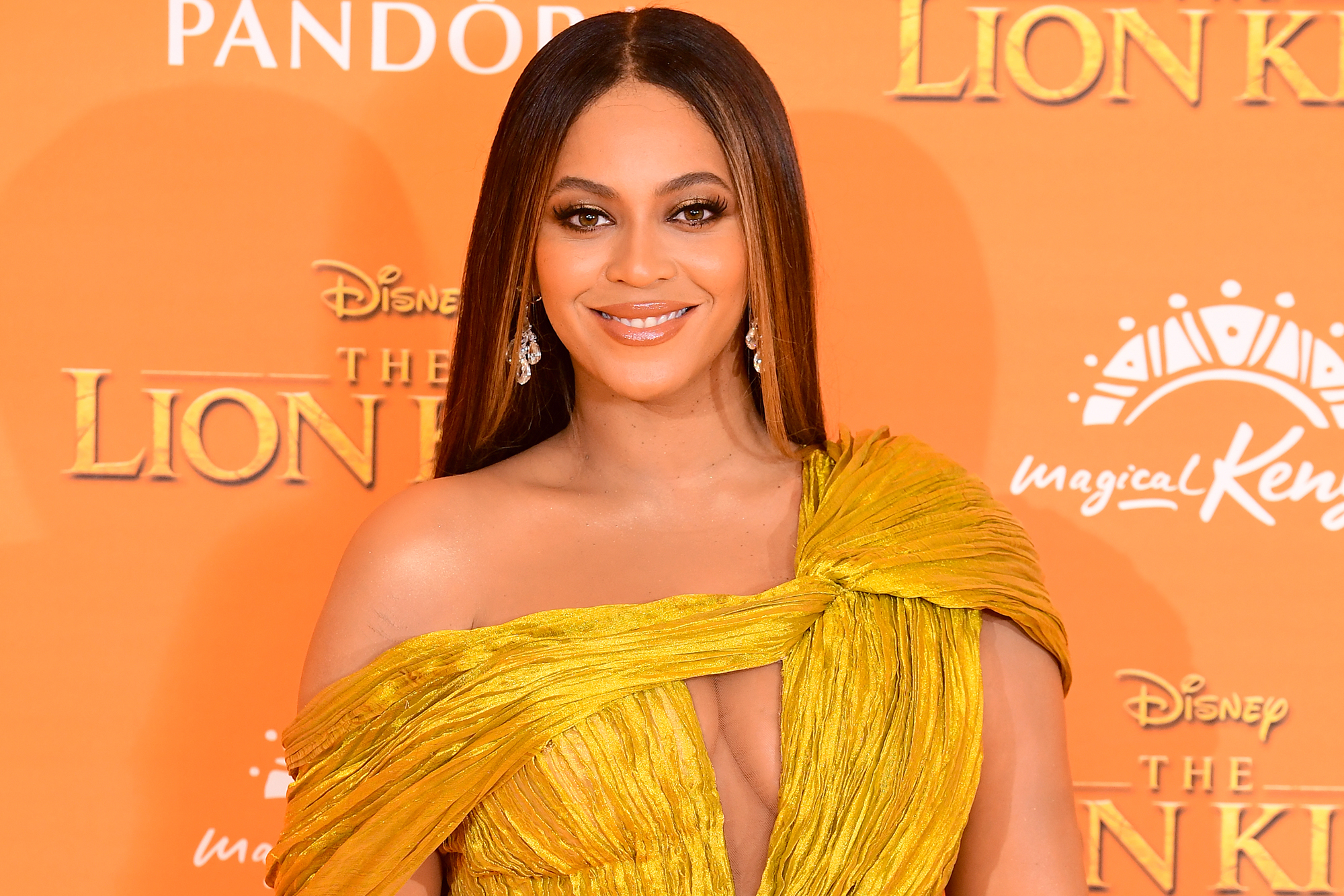  Beyoncé sur le tapis rouge du remake du Roi Lion à Londres @ Ian West/PA Images via Getty Images