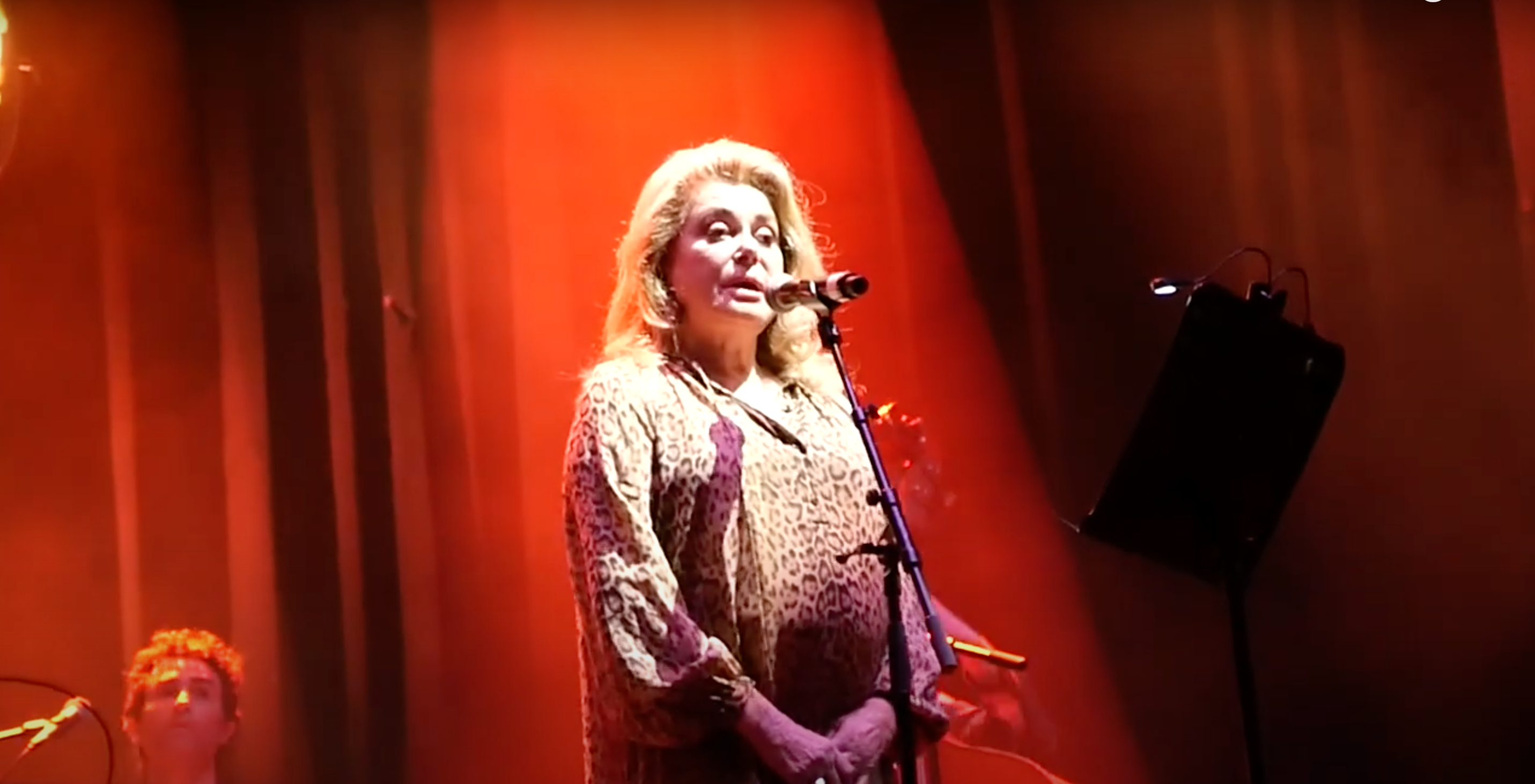 Catherine Deneuve chante pour la première fois sur scène au Grand Rex à 78 ans