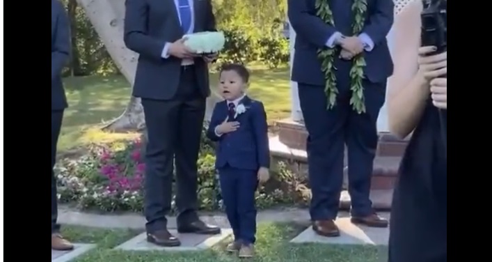 Découvrez l'hilarante réaction de ce petit garçon quand il voit la mariée !