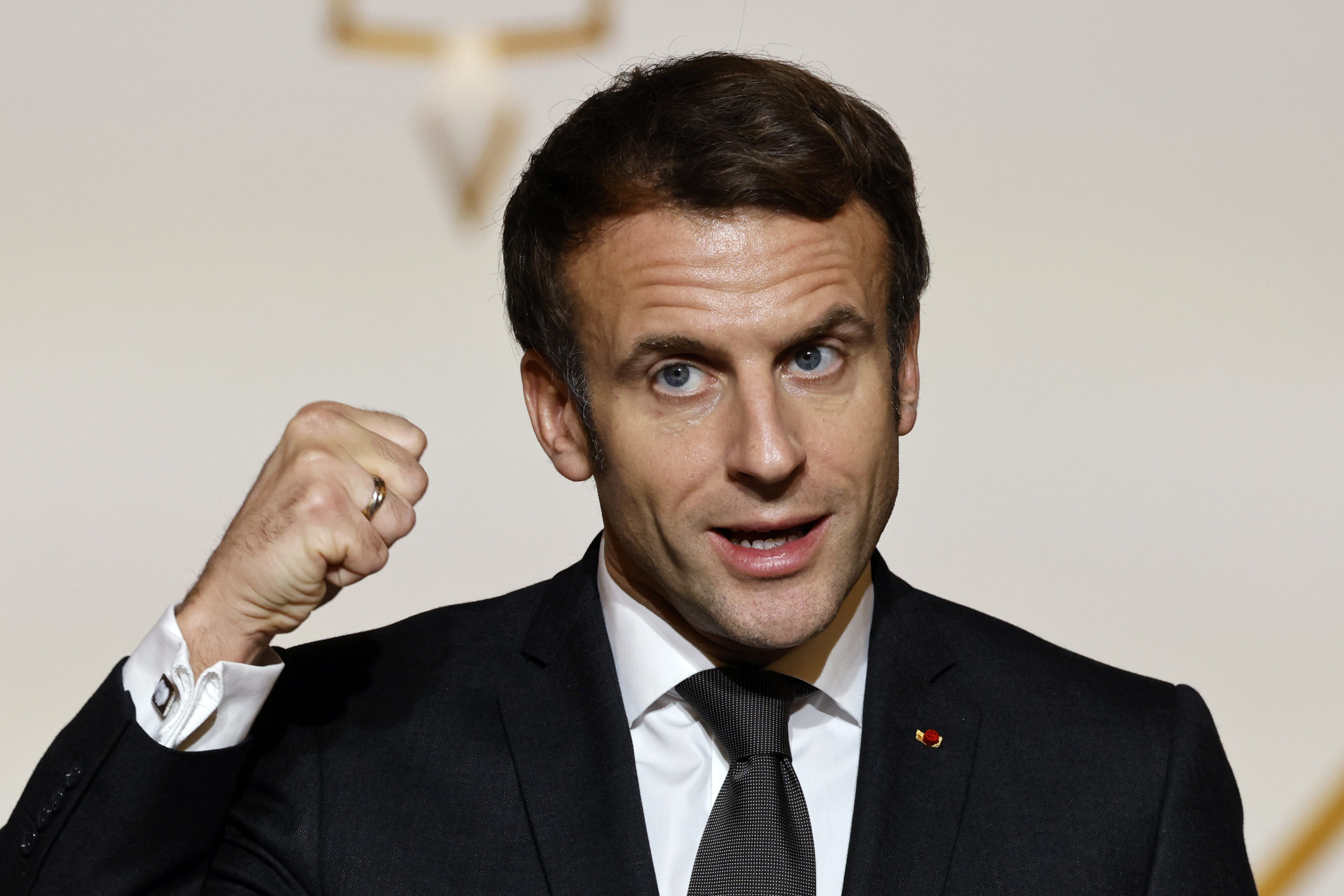&quot;Il y a un mec qui dit que j’avais une moumoute&quot; : Emmanuel Macron évoque une drôle de rumeur