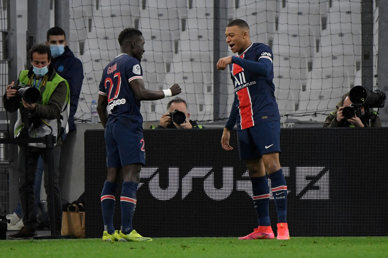  Kylian Mbappé et Idrissa Gueye à Marseille en février 2021 / NICOLAS TUCAT / AFP