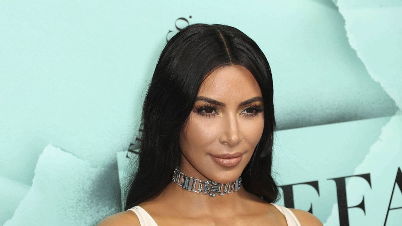 Kim Kardashian : cette technique particulière qui lui garantit un ventre ultra plat