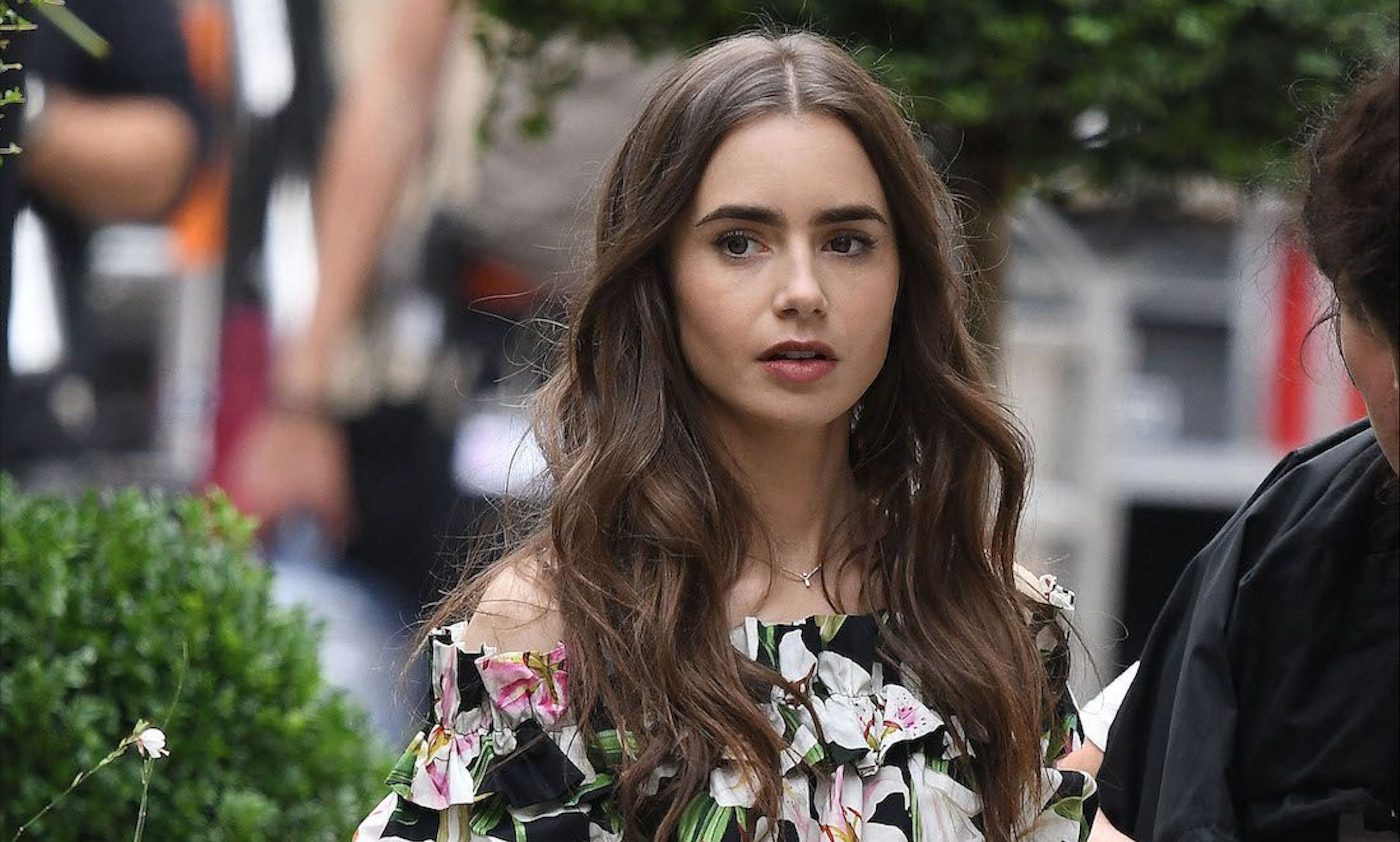 Lily Collins (Emily in Paris) fatiguée de Paris ? Pourquoi elle voudrait délocaliser la série !