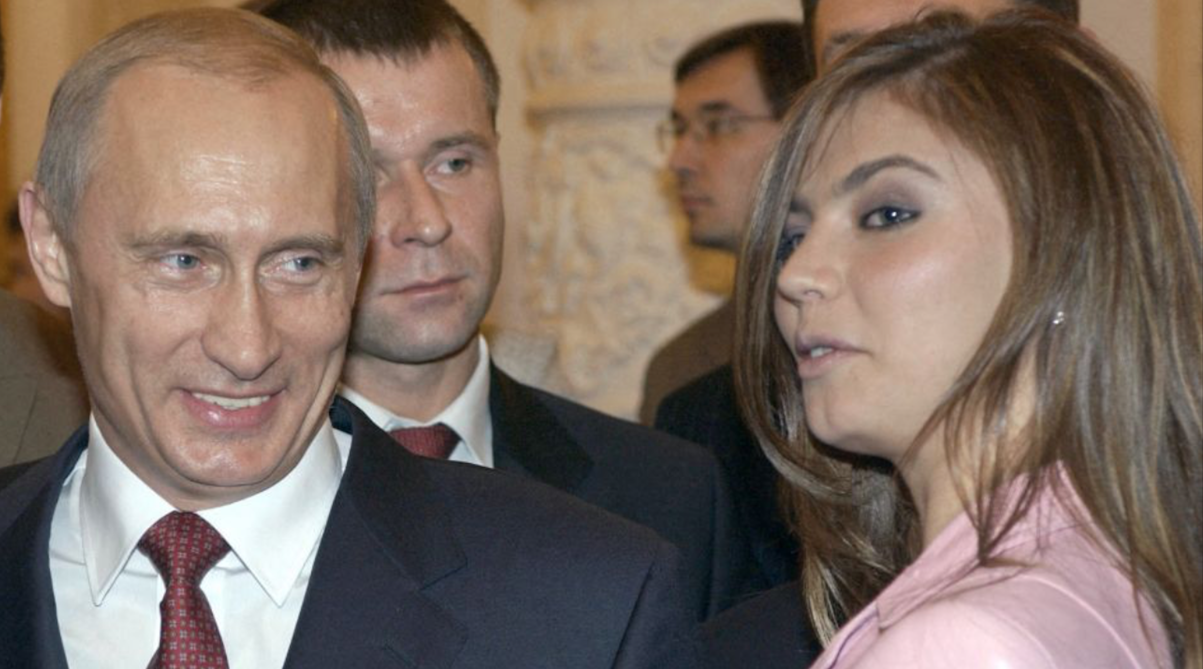 Vladimir Poutine : sa jeune compagne Alina Kabaeva bientôt expulsée de Suisse où elle se cache ?