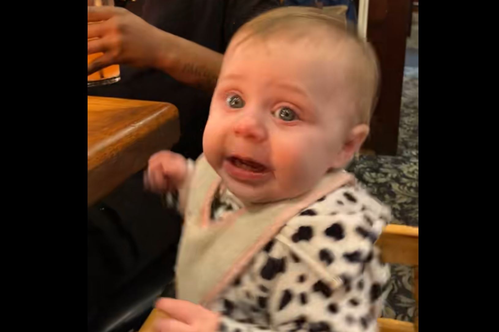 Assise au restaurant, cette enfant est surprise par les flammes du cuisinier