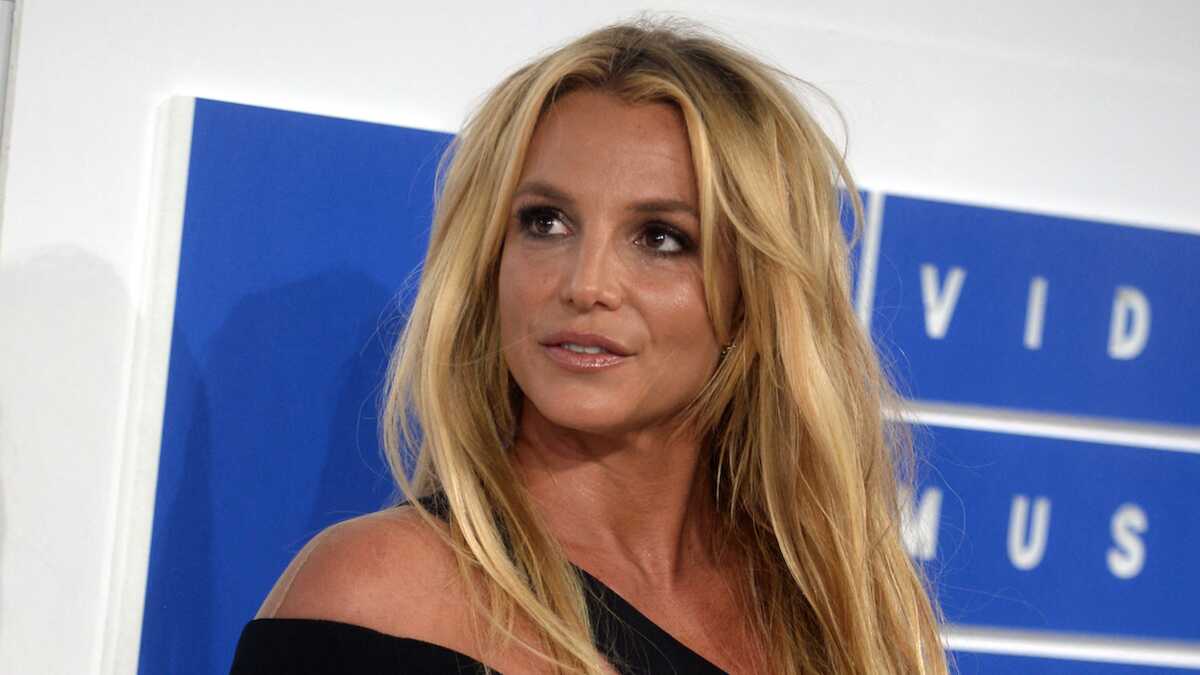 Britney Spears enceinte : la chanteuse dévoile son "petit ventre"