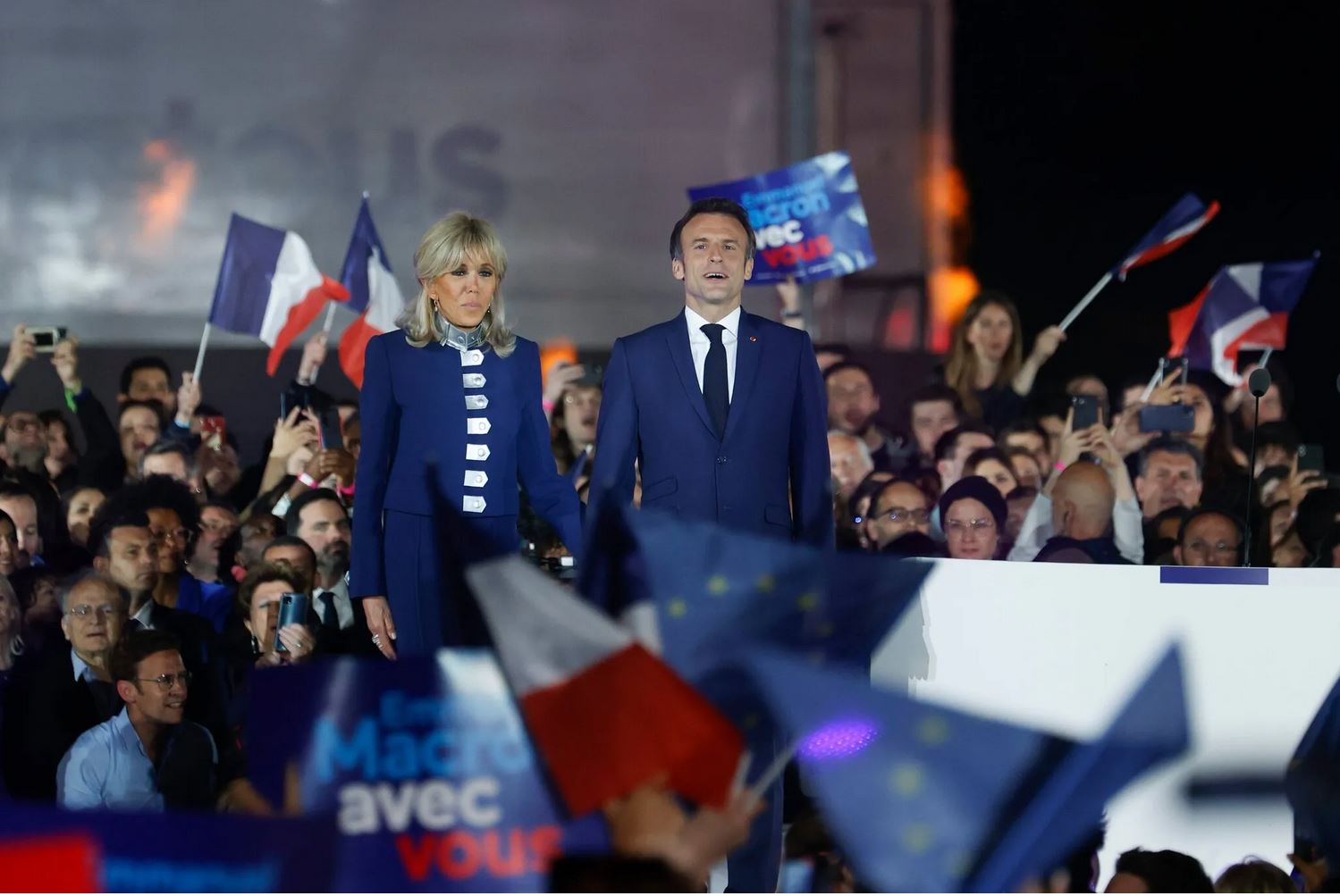 Emmanuel et Brigitte Macron au Champ-de-Mars le 24 avril 2022 après la réélection du président de la République. @Sébastien Muylaert/MAXPPP