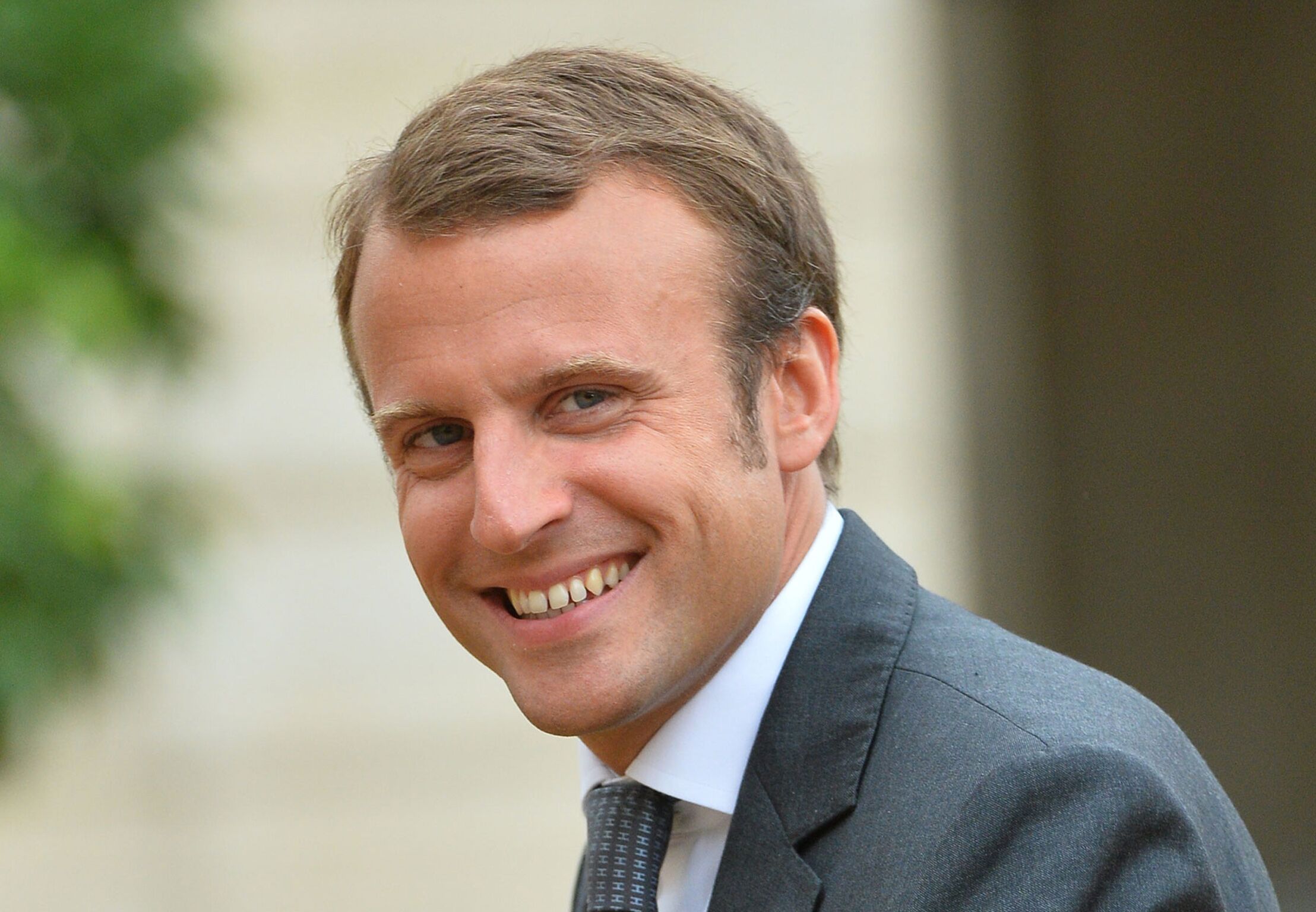 Cette photo d'Emmanuel Macron exhibant son torse poilu moquée par les Américains !