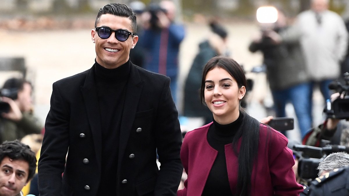 Cristiano Ronaldo et Georgina Rodriguez dévoilent leur premier cliché de famille avec leur fille