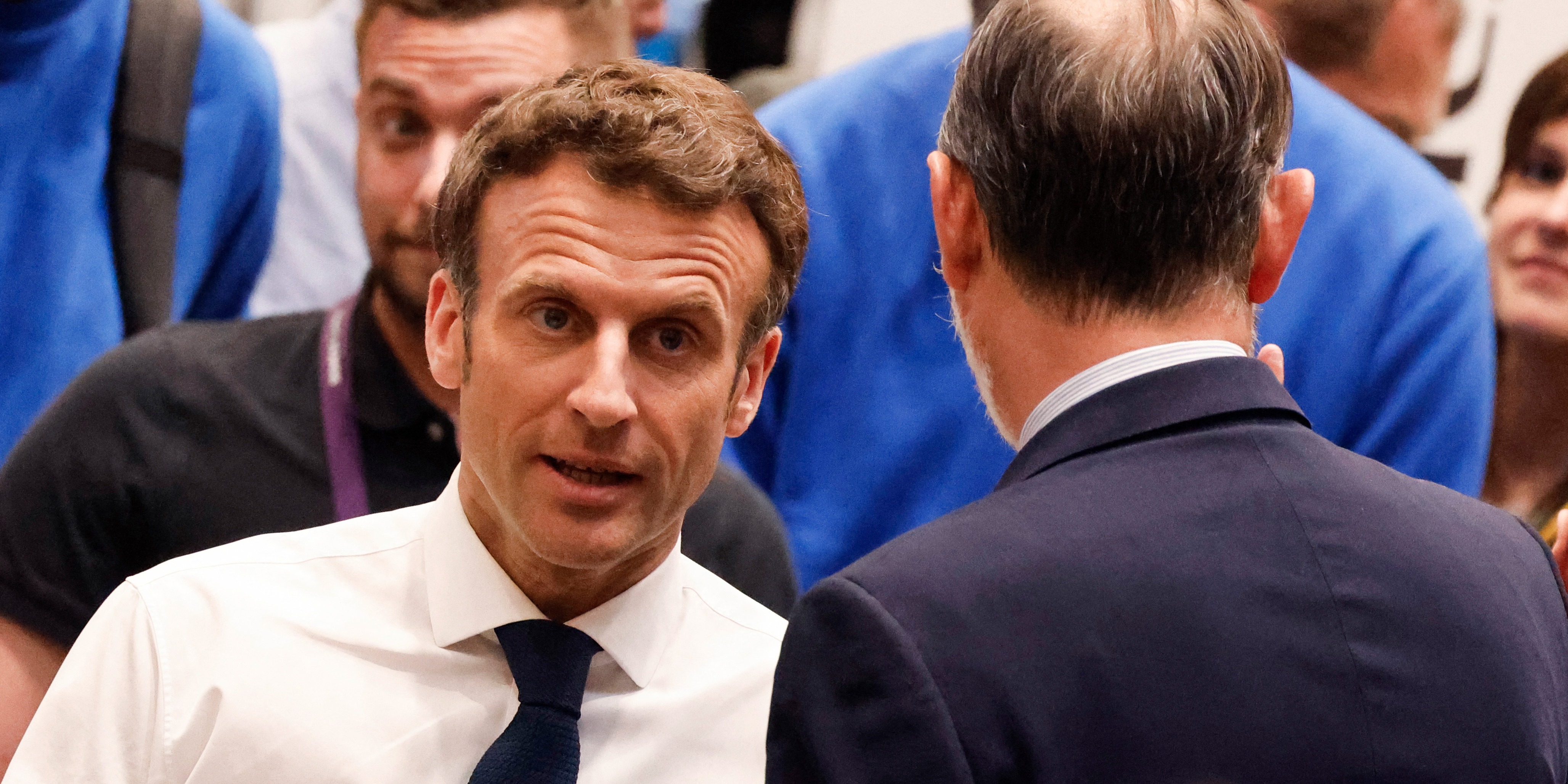 Emmanuel Macron chemise ouverte, torse apparent : ce cliché qui affole la toile