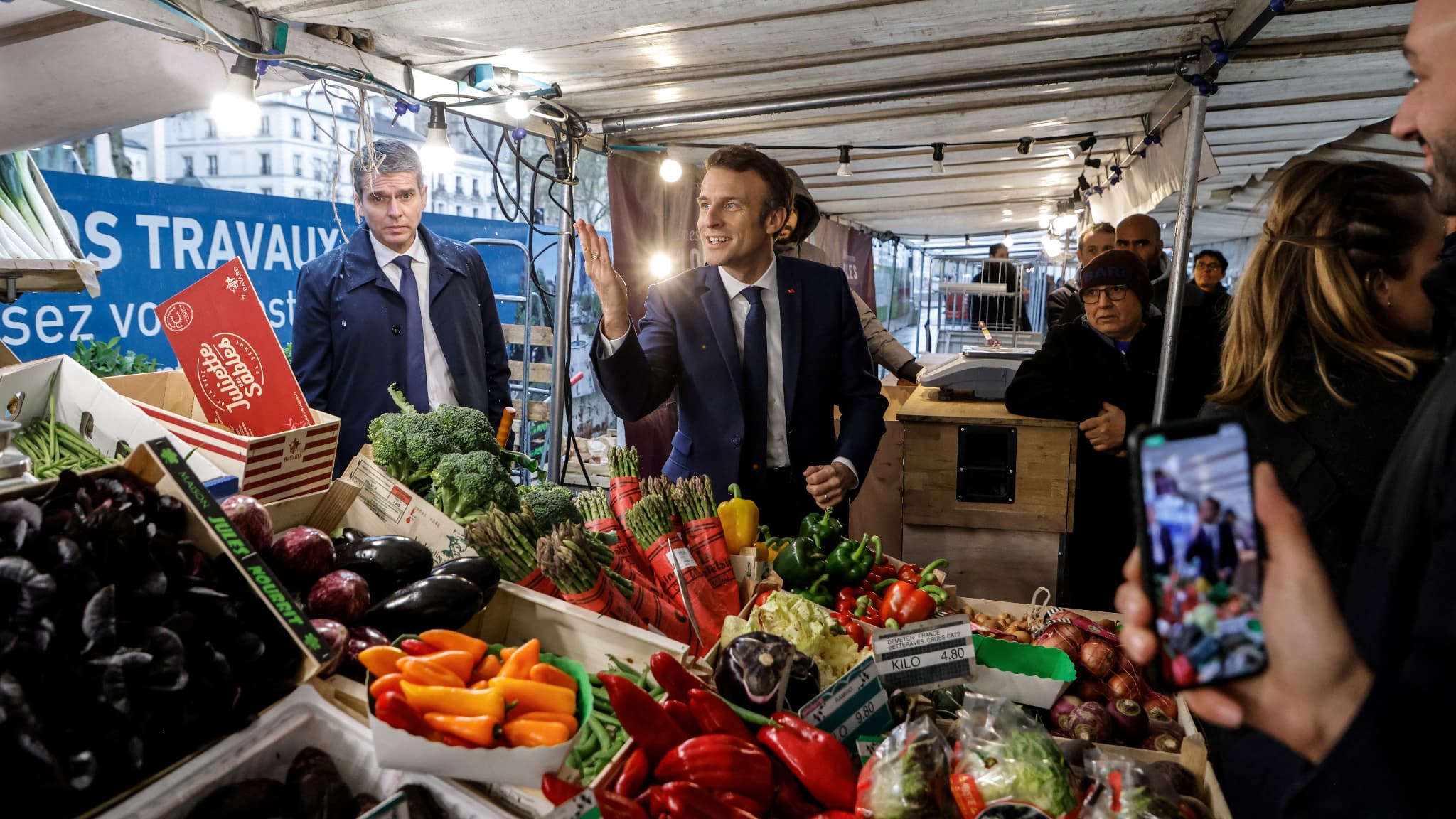 Emmanuel Macron : Le Président ciblé par une attaque au marché de Cergy