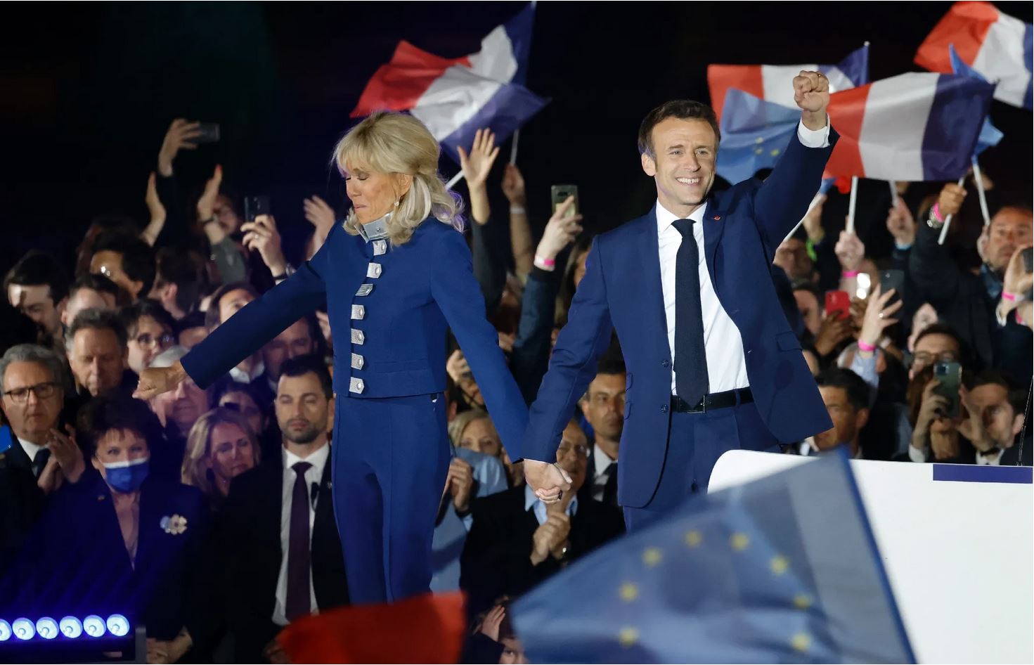  Emmanuel et Brigitte Macron au Champ-de-Mars le 24 avril 2022 après la réélection du président de la République @AFP