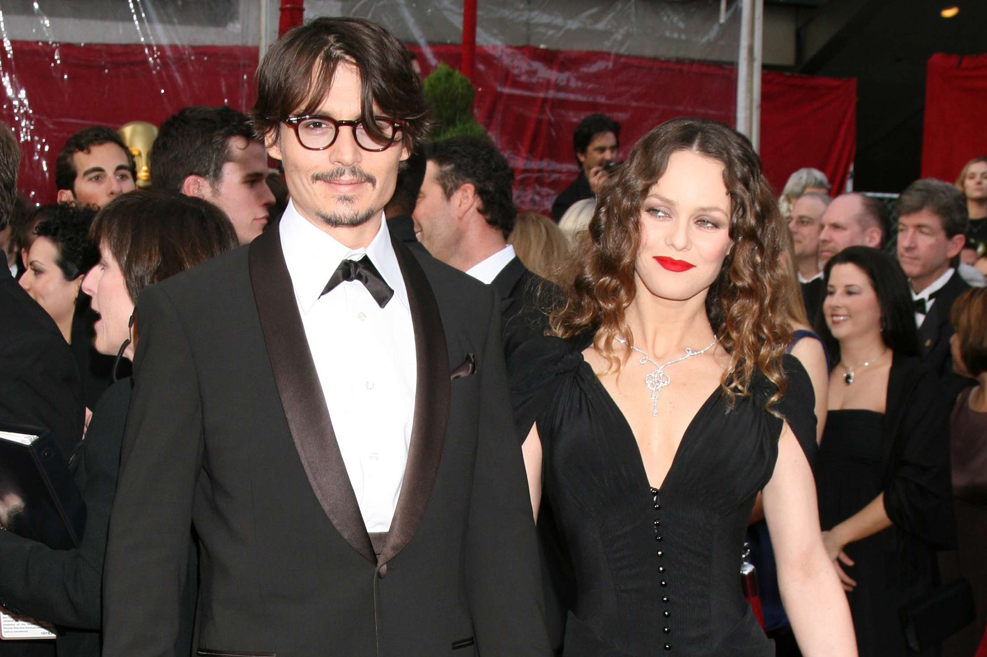 Johnny Depp admet avoir embrassé Amber Heard... alors qu'il était en couple avec Vanessa Paradis