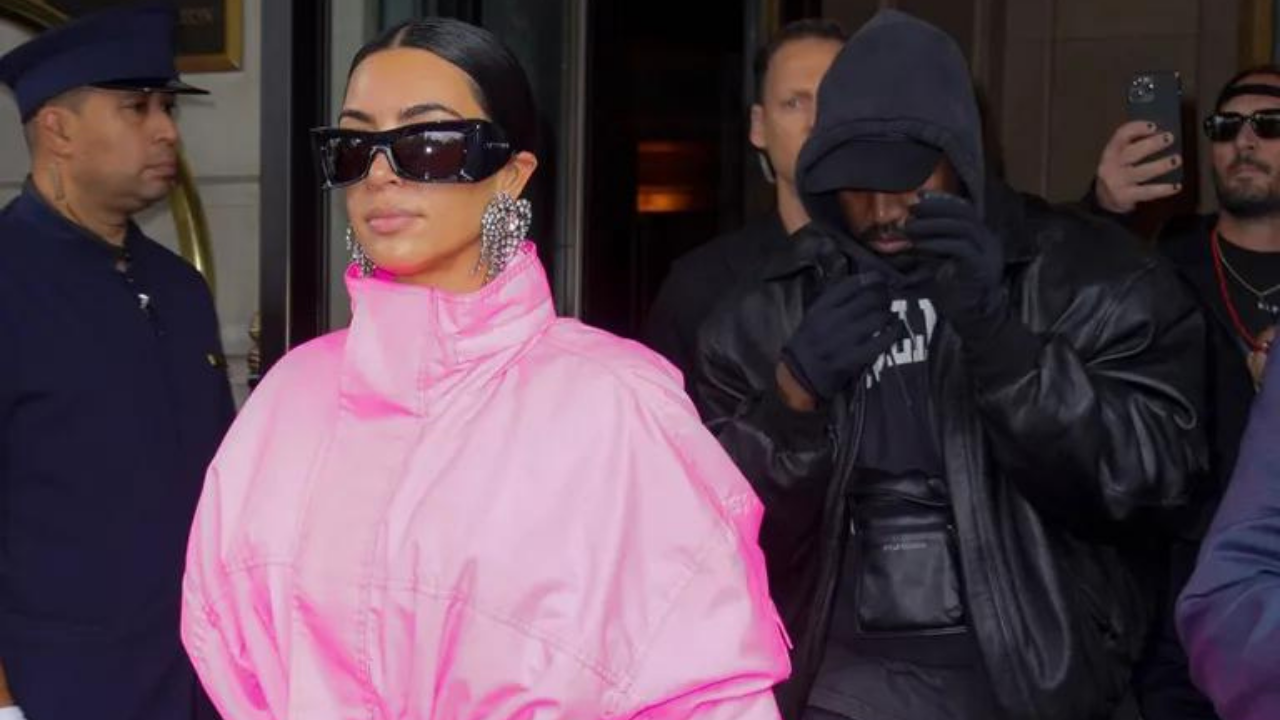  Kim Kardashian et West marchant vers sa voiture après la confession émouvante de l'hôtel. @Getty Image