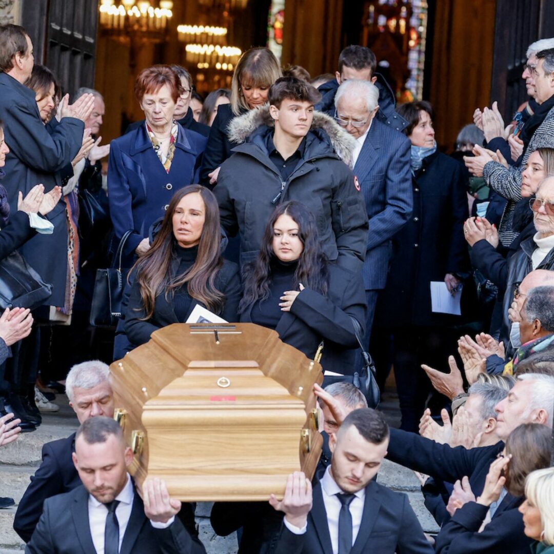  Nathalie Marquay et ses enfants Lou et Tom / la sortie des obsèques, Paris le 9 mars 2022. © Cyril Moreau/Bestimage