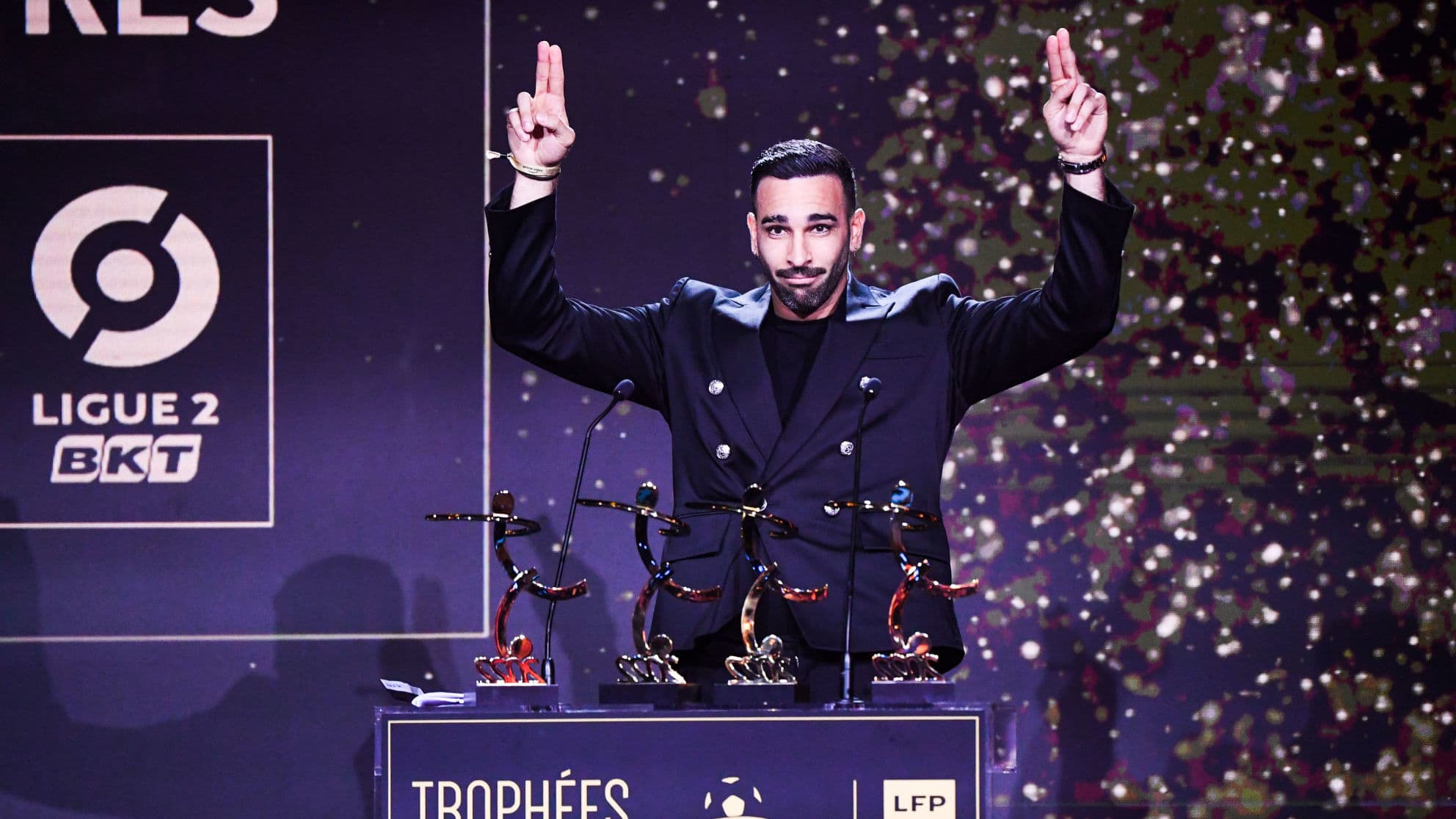 Adil Rami se lâche : blague sur Pamela Anderson, twerk... Gros malaise lors d'une remise de prix !