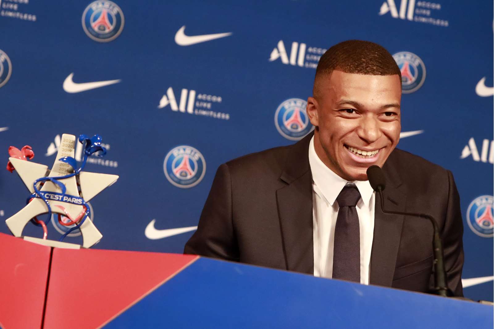 Kylian Mbappé reste au PSG : comment Emmanuel Macron est intervenu