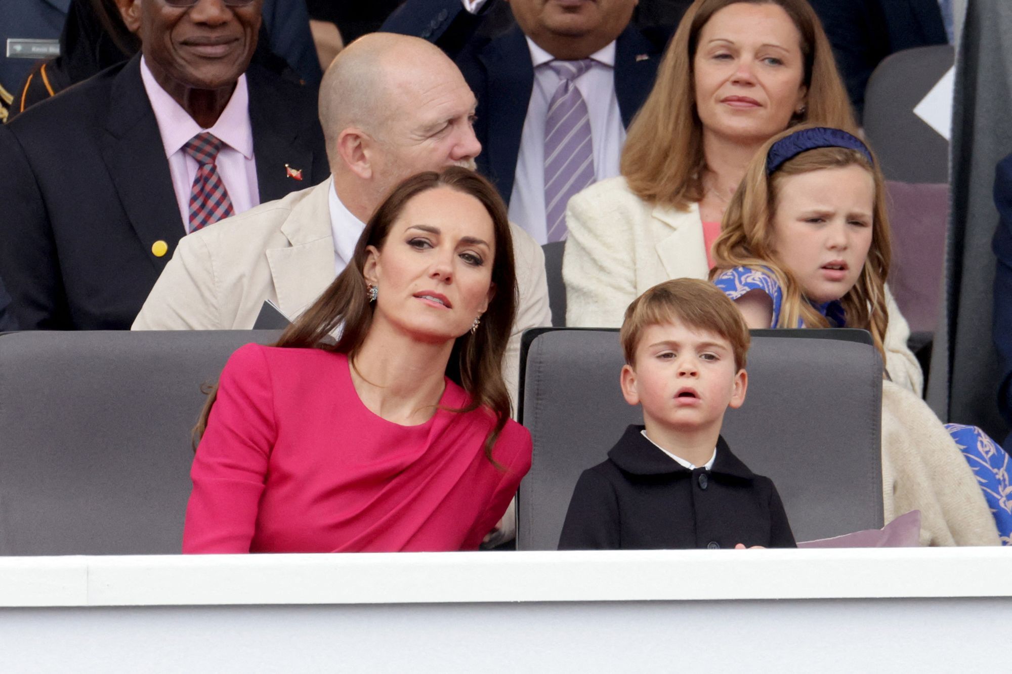 Kate Middleton face au prince Louis dissipé : ces images qui divisent la toile