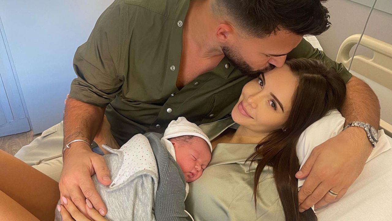  Thomas Vergara, Nabilla Benattia et leur fils Leyann @ Instagram