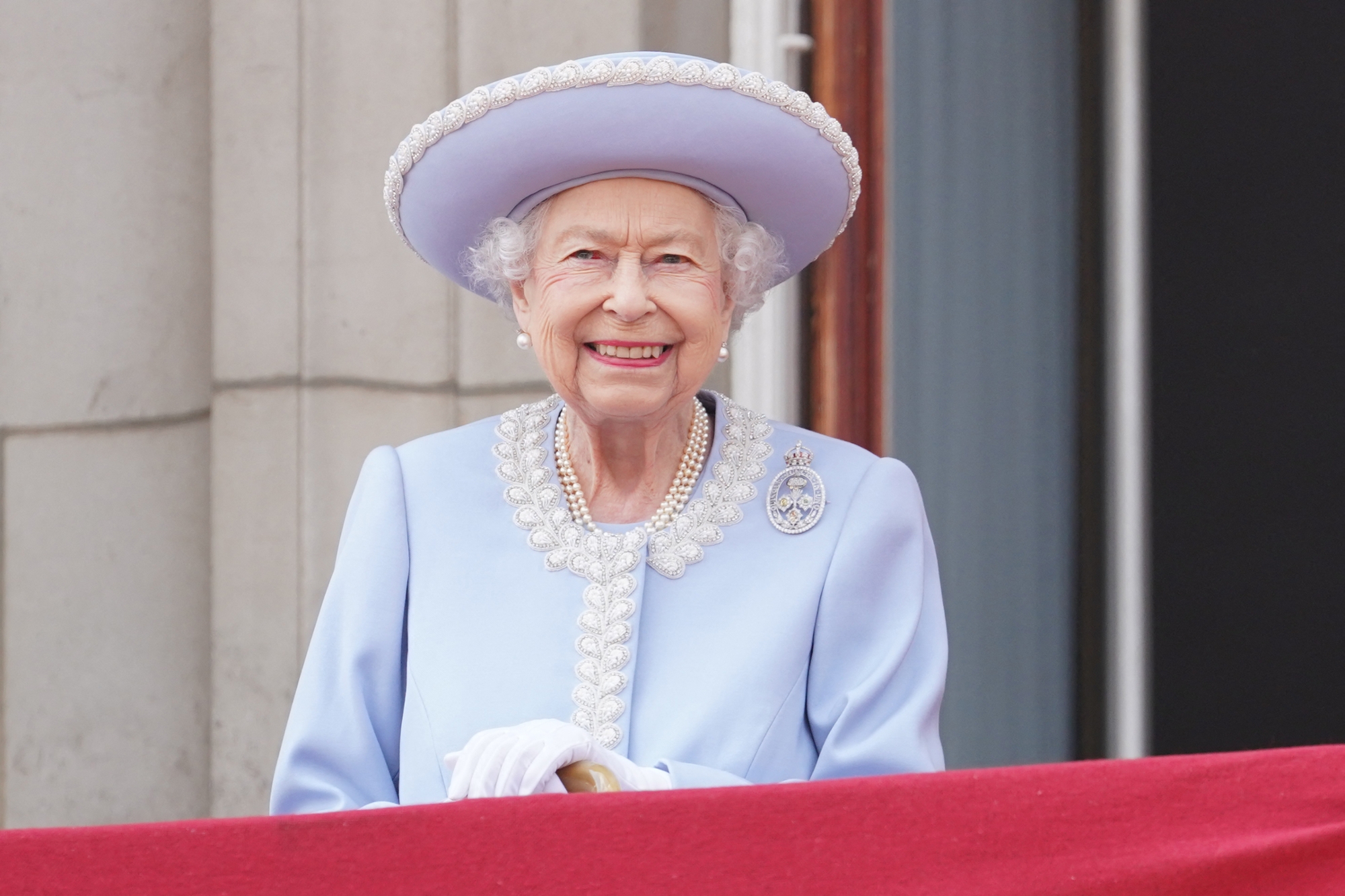 Elizabeth II : l'un de ses gardes s'en prend violemment à une touriste ! Découvrez la vidéo buzz