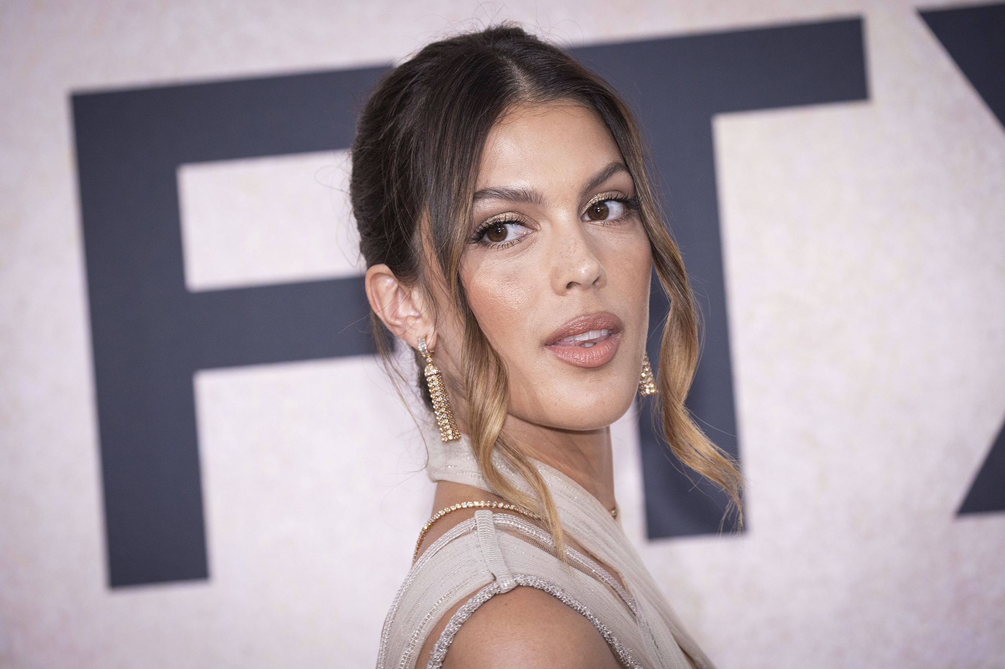 Iris Mittenaere émue par une petite fille à laquelle elle tient : "Je vais pouvoir la rencontrer"