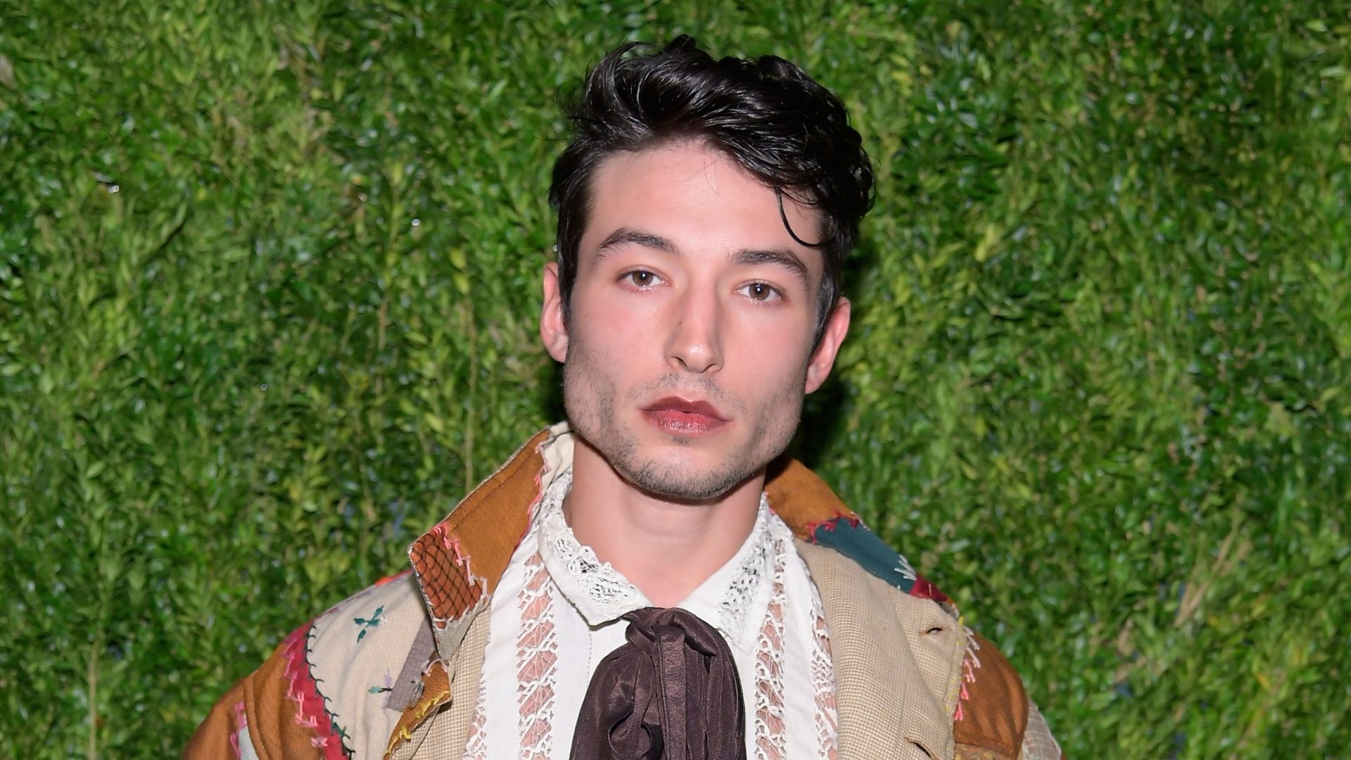 Ezra Miller : le héros de The Flash est accusé de vol !