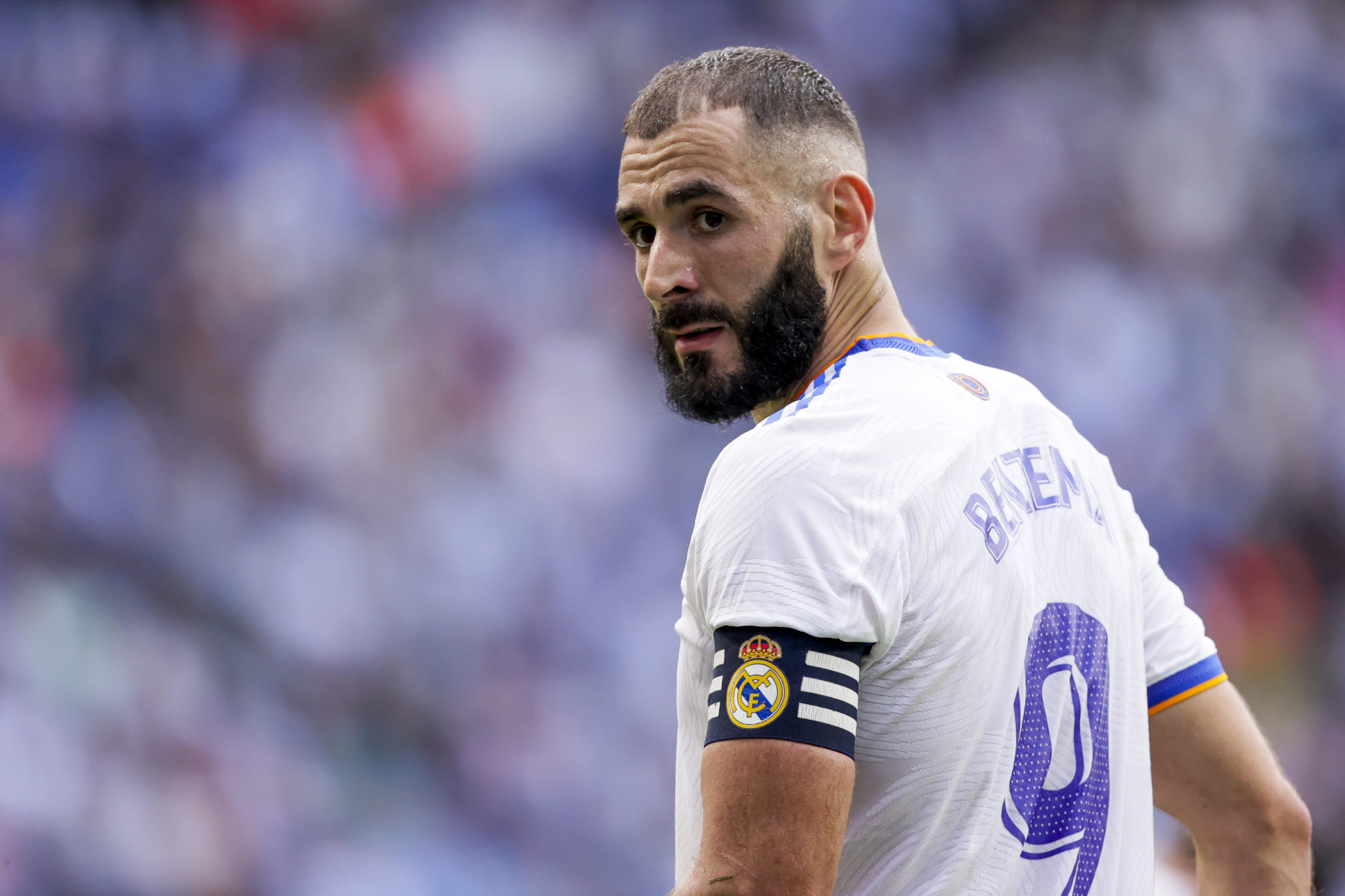 Karim Benzema à nouveau en couple ? Le footballeur très proche d'une jeune femme !