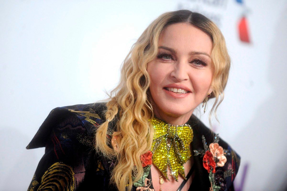 Madonna en folie pour ses 64 ans : elle embrasse langoureusement ses amies