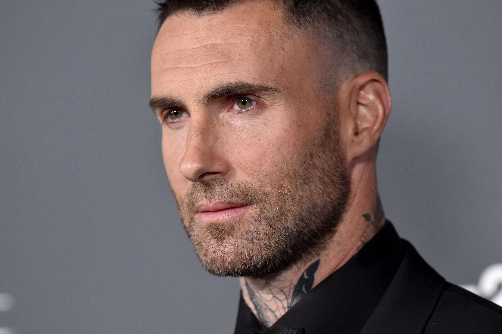 Adam Levine infidèle ? Sa maîtresse supposée affirme qu’il a voulu donner son prénom à son enfant !