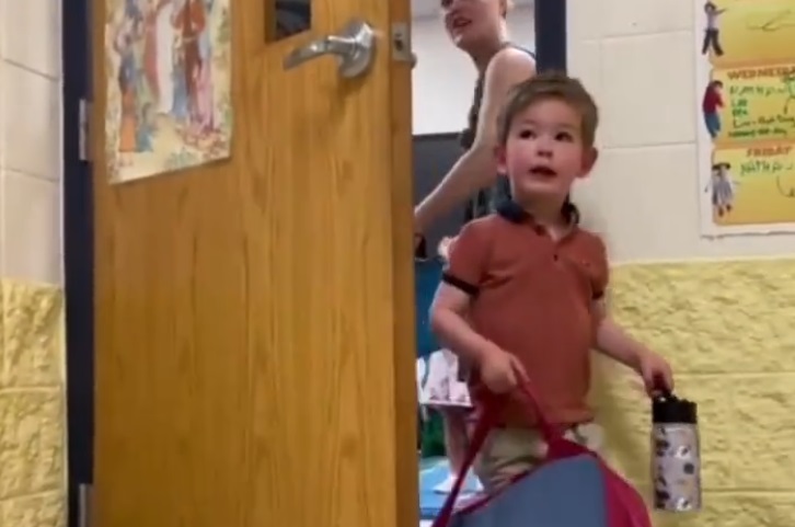 Découvrez l'adorable réaction de ce petit garçon après sa première journée à l'école