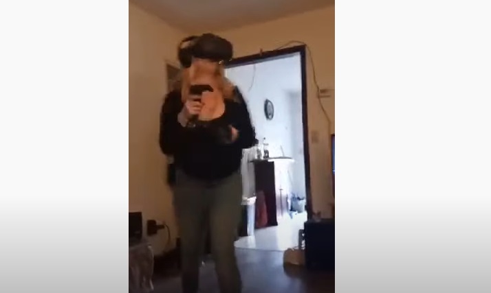 Elle joue à un jeu de réalité virtuelle quand soudain...