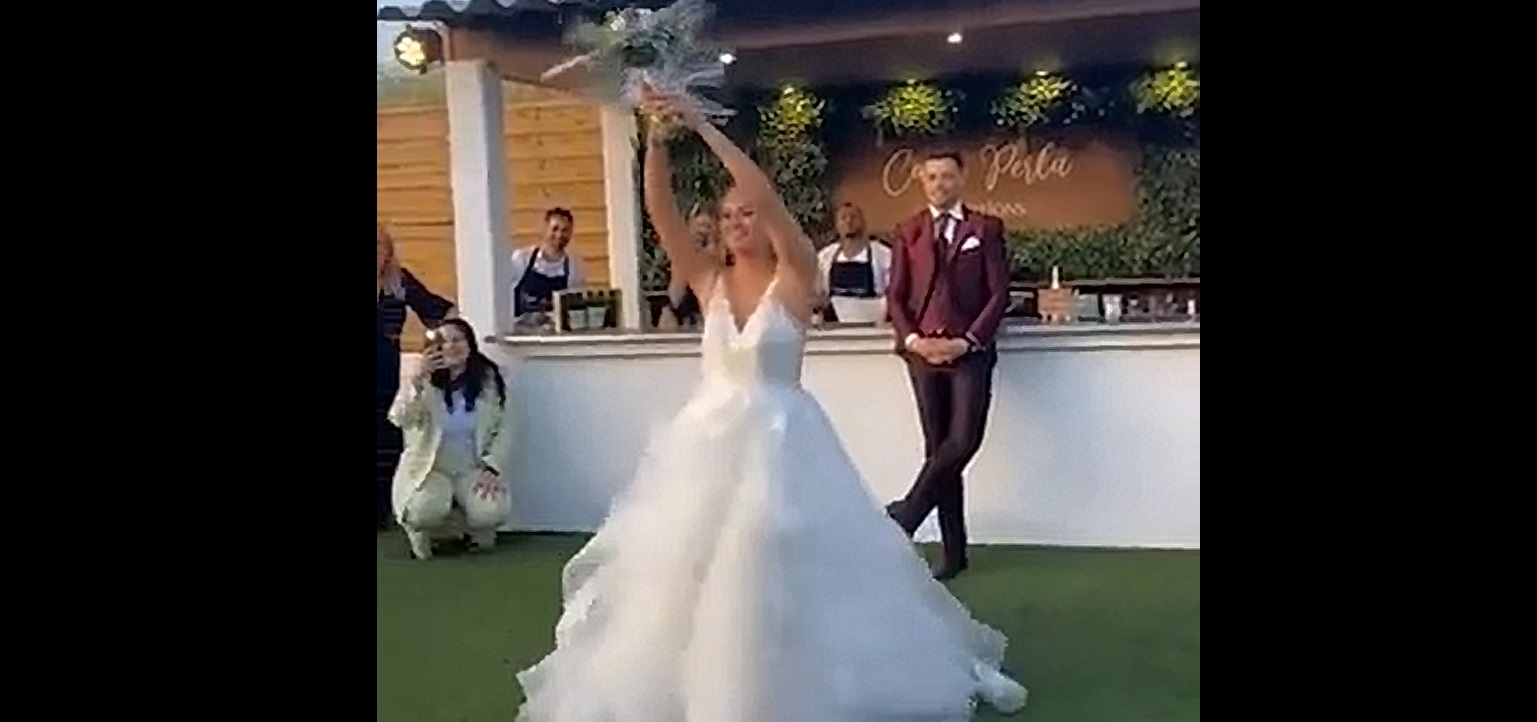 Elle pensait attraper le bouquet de la mariée, mais rien ne s'est passé comme prévu !