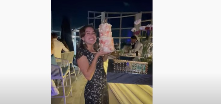 Elle prend la pose avec son gâteau d'anniversaire... mais va vite le regretter !