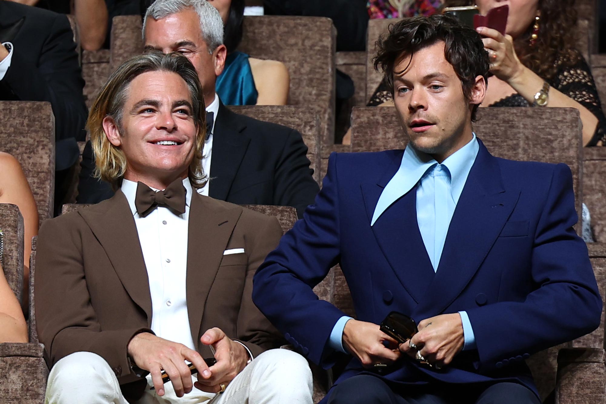 Harry Styles a-t-il craché sur l’acteur Chris Pine ? Cette vidéo qui fait le buzz sur la Toile