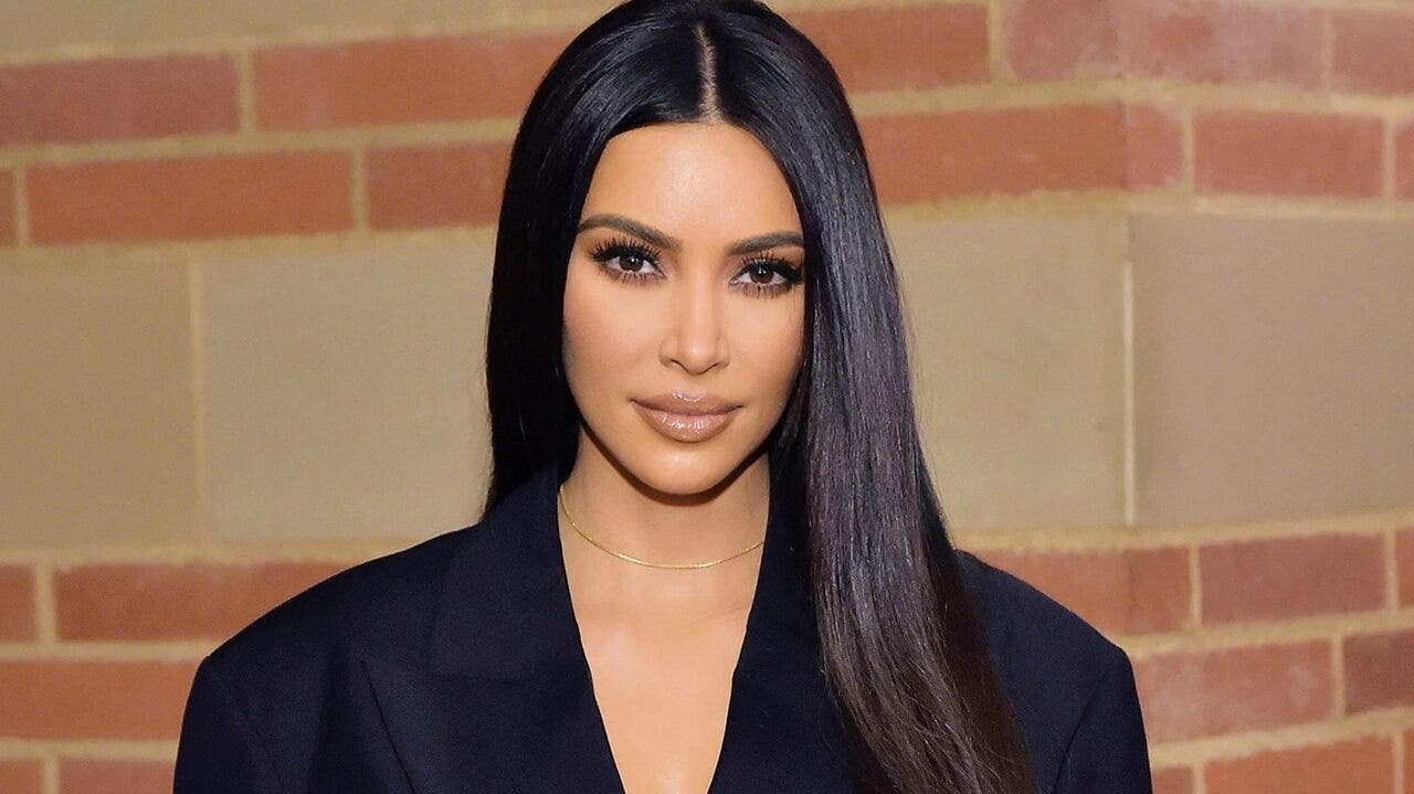 Kim Kardashian blonde et les fesses apparentes : sa nouvelle couverture de magazine fait parler