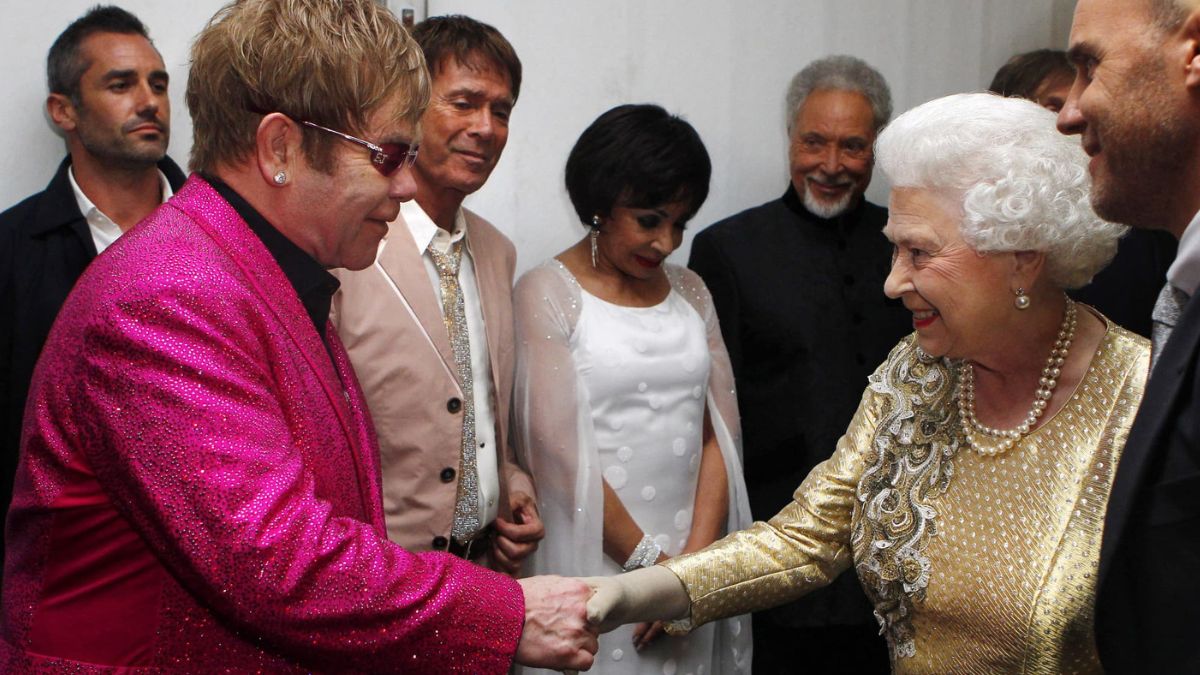 Mort de la reine Elizabeth II : Elton John lui rend hommage en plein concert