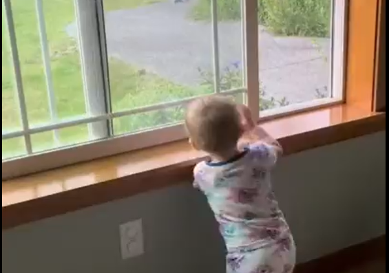 Découvrez l'adorable réaction de cet enfant qui attend le retour de son papa !