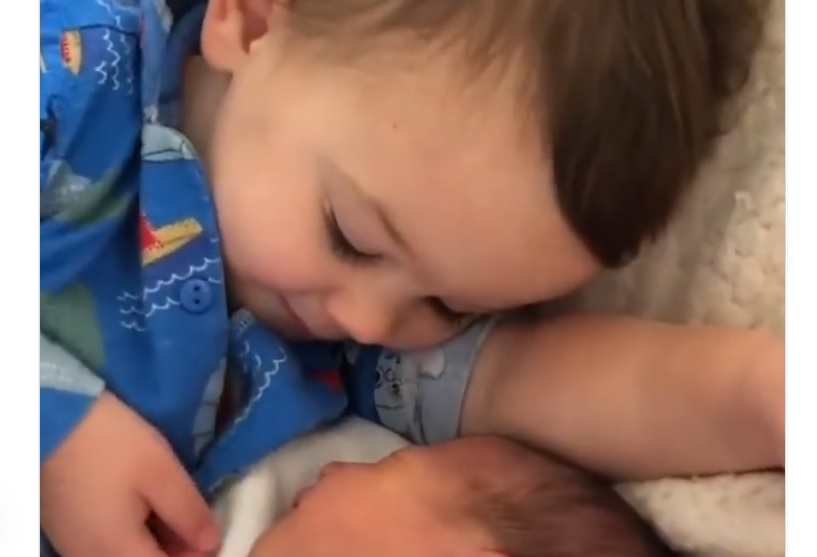 Découvrez un adorable moment de complicité entre ce bébé et son grand frère